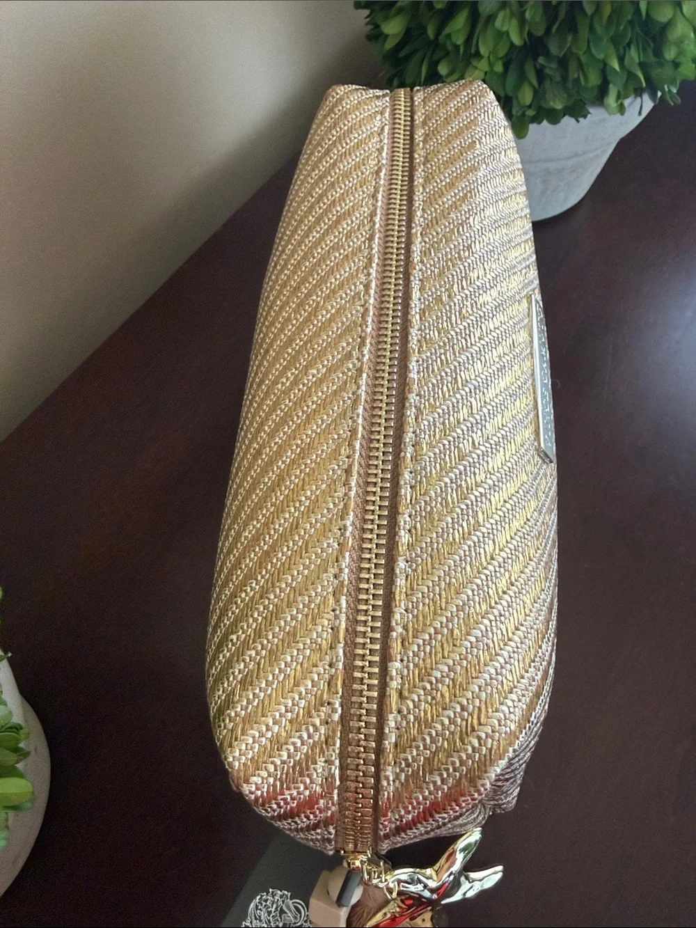 VINCE CAMUTO 💄IRIDESCENT GOLD-TONE COSMETIC BAG💄 WITH TASSEL CHARMS 🌟NWT🌟